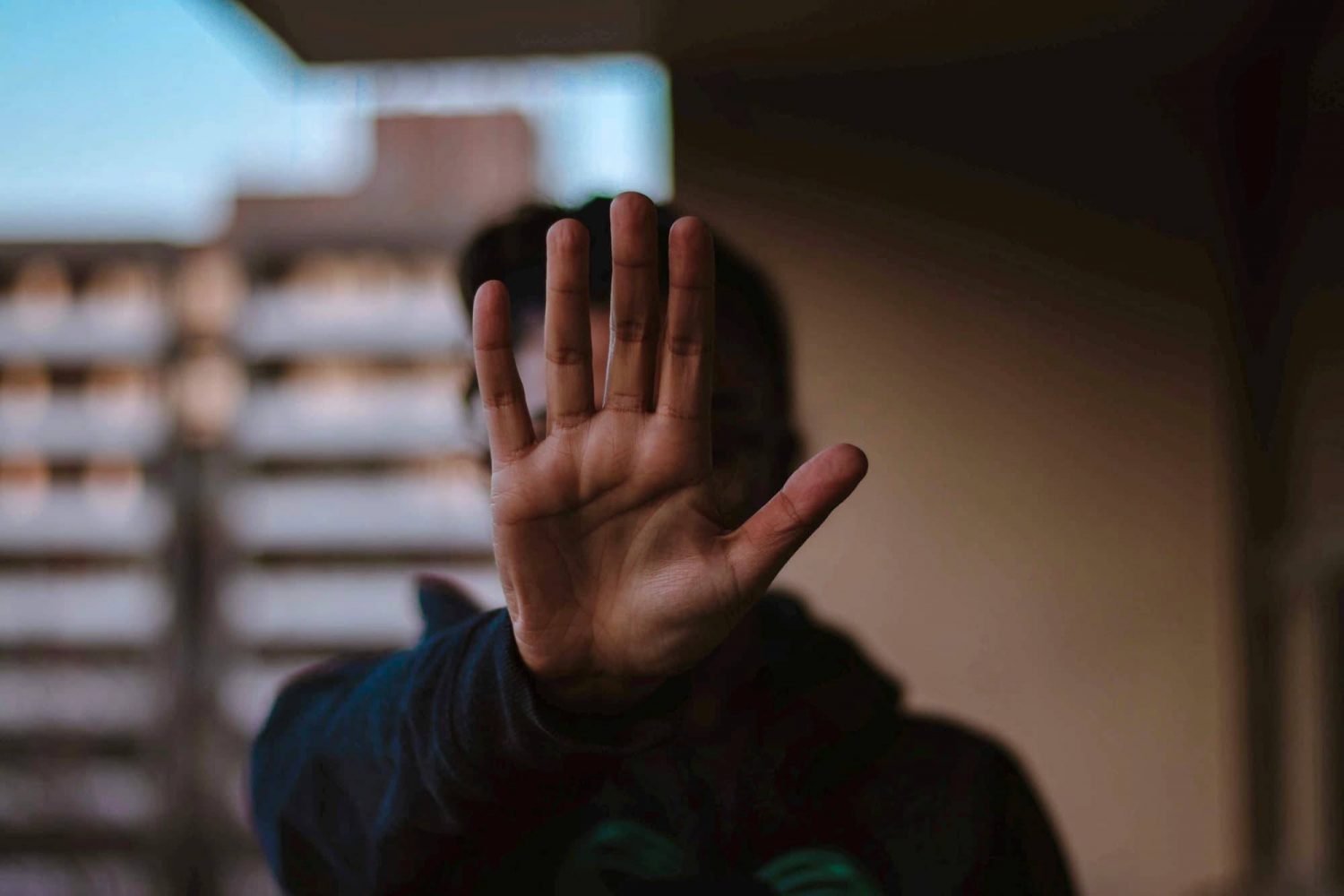 Man holding his hand up five fingers